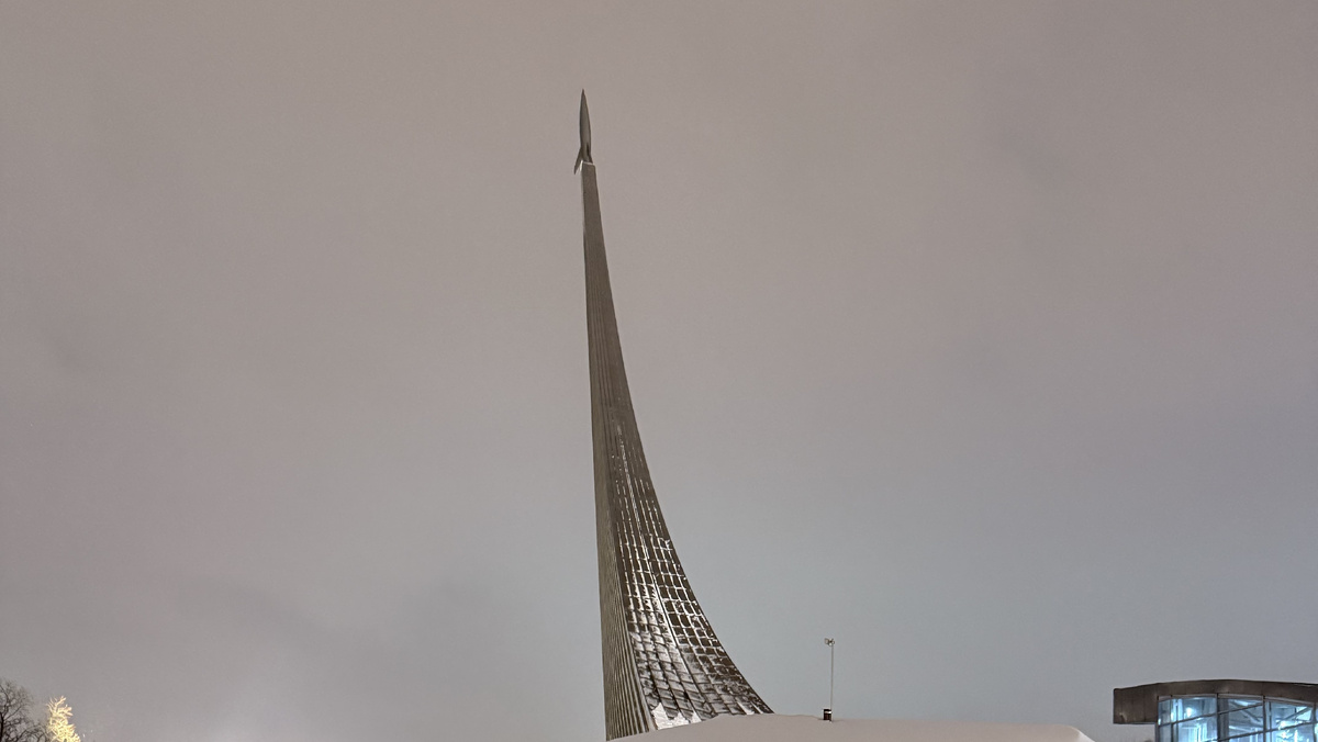 Памятник-обелиск "покорителям космоса". Фото автора статьи