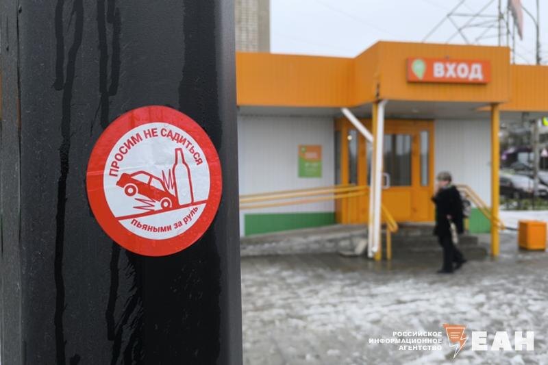 Возле магазина в Ревде, где пьяный боец СВО насмерть сбил двух сестер, установили ограждение