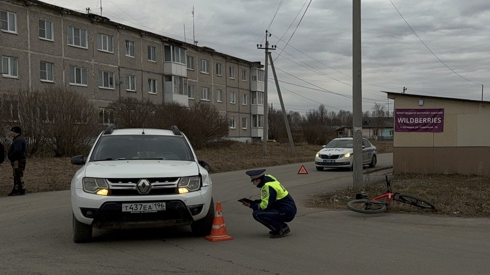 В Первоуральске девочка на велосипеде врезалась в кроссовер и сломала руку