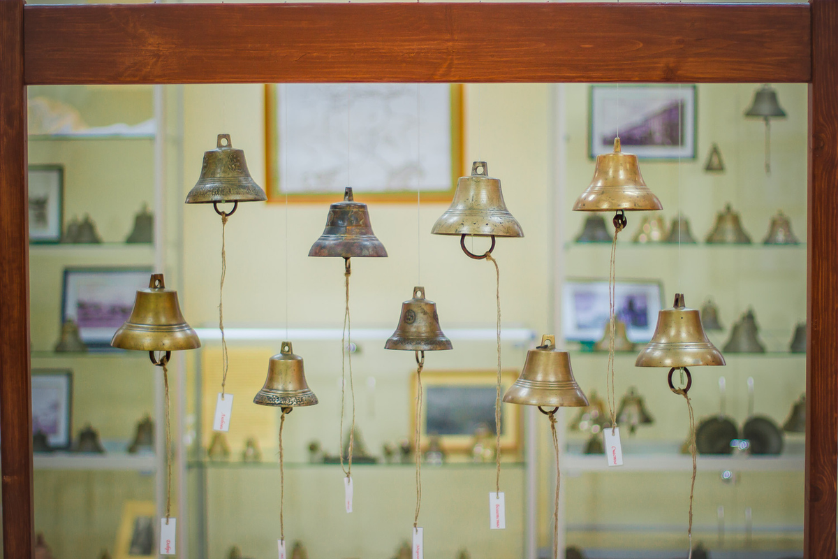 Коллекция колокольчиков в краеведческом музее имени Пожарского в Пурехе