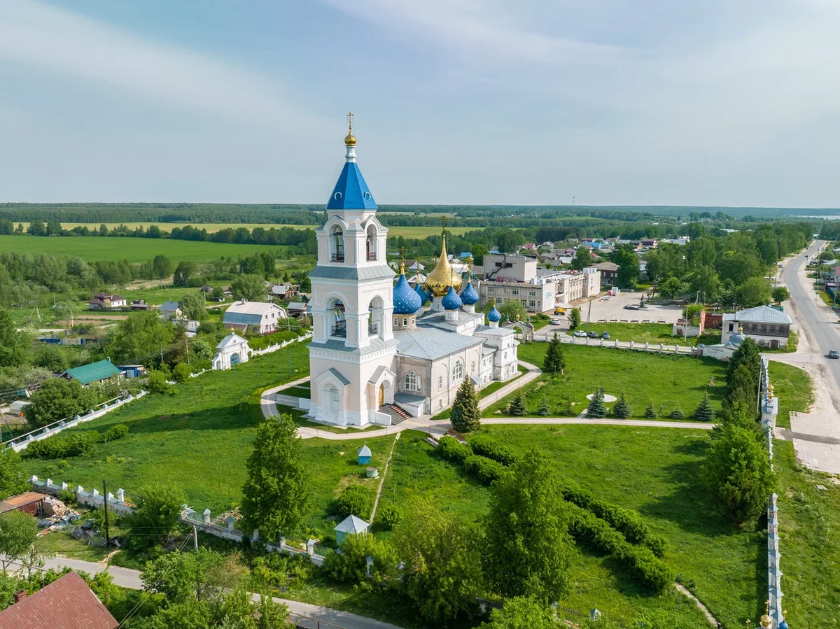 Вид на Спасо-Преображенскую церковь в Пурехе