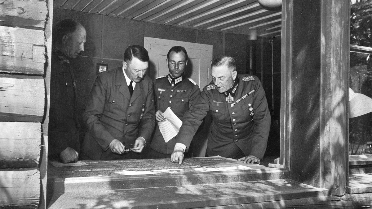 Гитлер подписывает план нападения на СССР. 18 декабря 1940г.