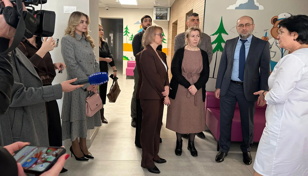 Члены Общественной палаты КЧР с представителями министерств посетили Республиканскую детскую больницу