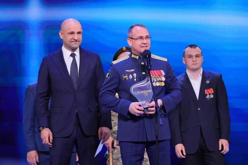 Полпред в УрФО Артем Жога наградил победителей премии «Служение»