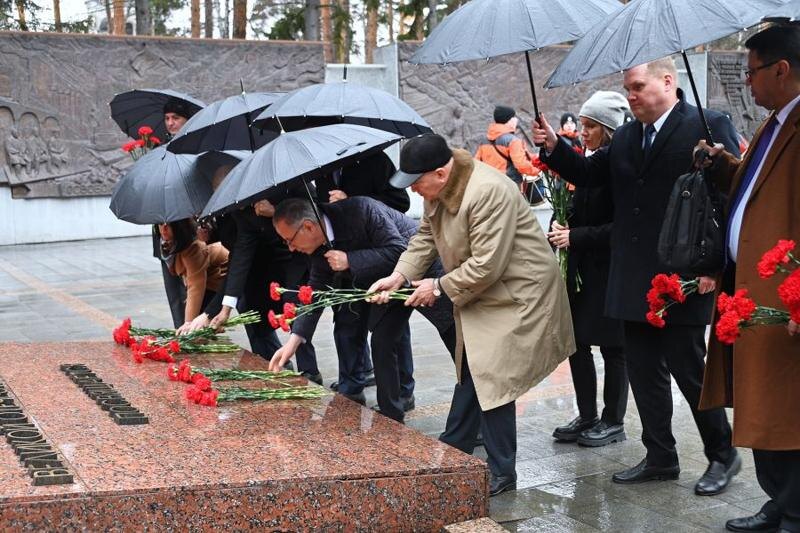 Арабские дипломаты почтили память героев Великой Отечественной войны в Екатеринбурге