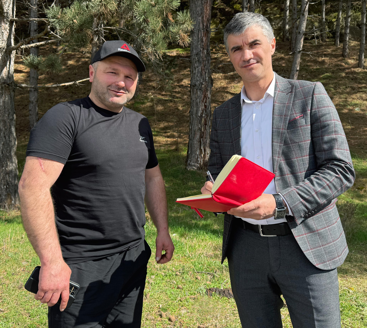 Зураб Туков (слева) и Аслан Шхаев обсуждают ход посевных работ. Фото автора.