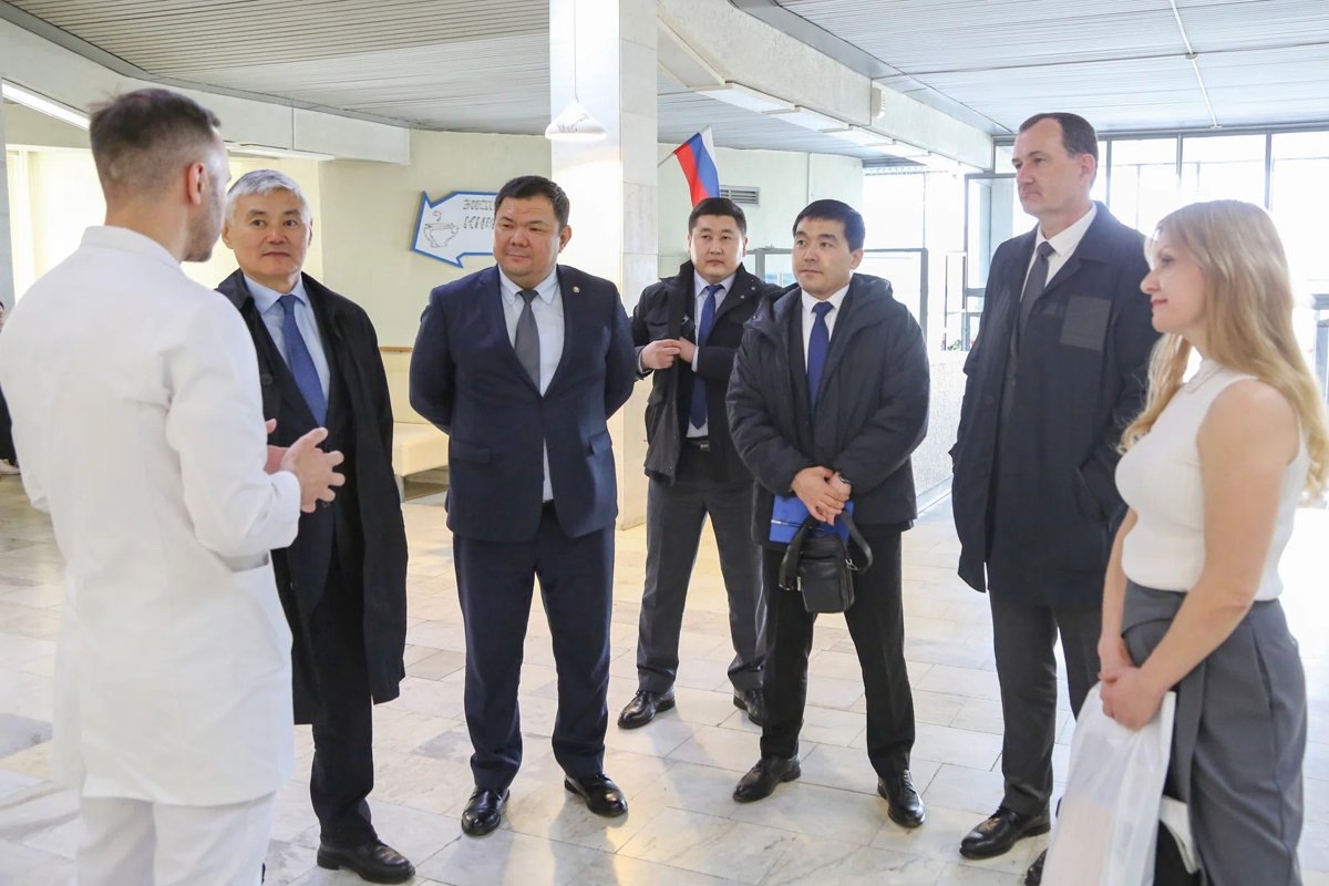    С рабочим визитом в Центре Илизарова впервые побывал генконсул Кыргызстана