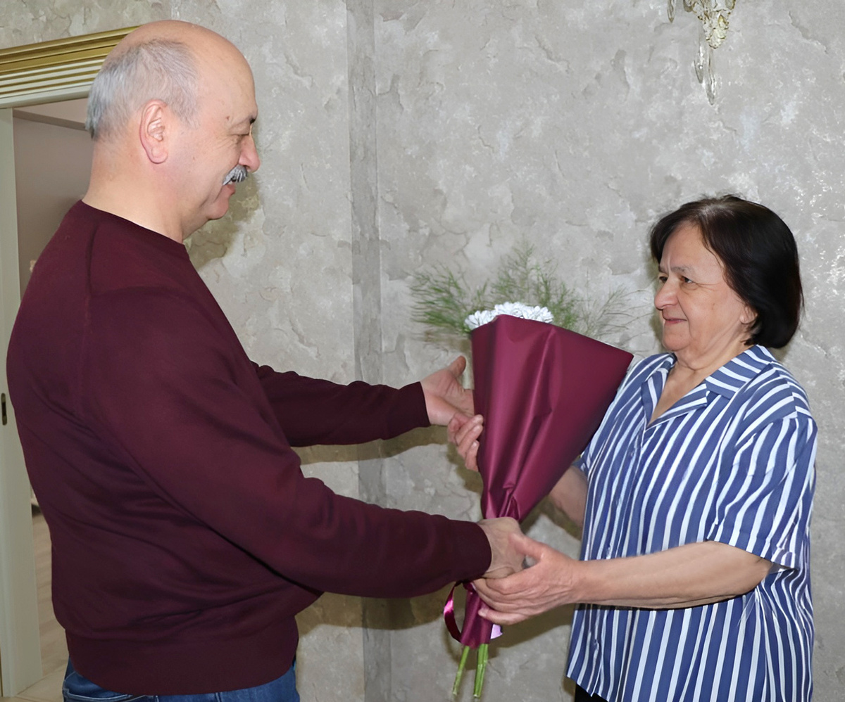 Цветы Галине Беслановне в честь её юбилея. Фото АНО «Алашара».