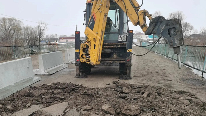 Более 110 млн рублей направили на ремонт моста в Хабарском районе