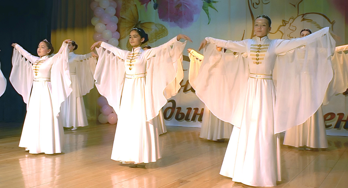 Хореографический ансамбль «Юлдыз» аула Икон-Халк (худ. руководитель Насипхан Сикалиева).