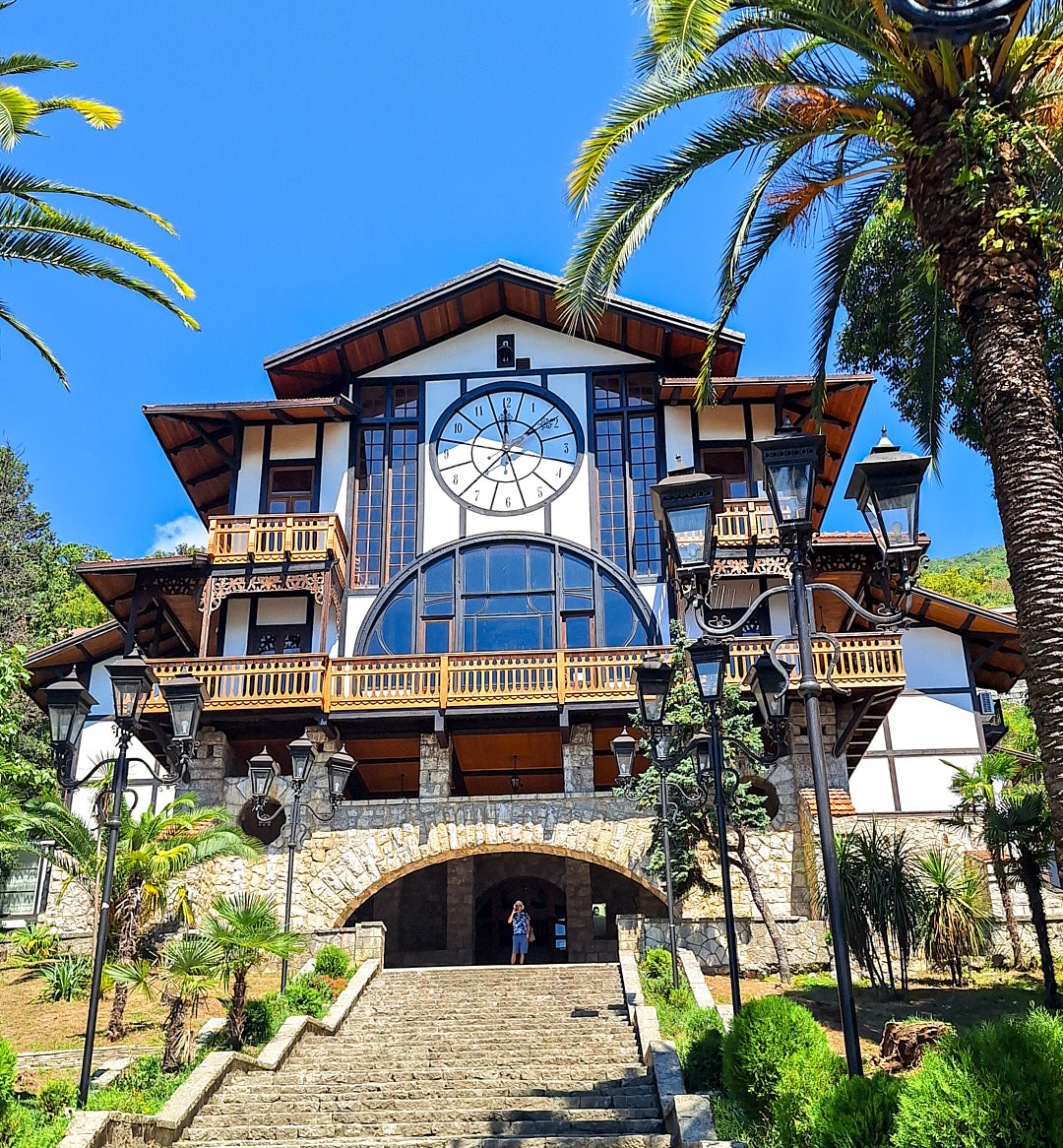 Один из символов города Гагры в Абхазии — ресторан "Гагрипш"