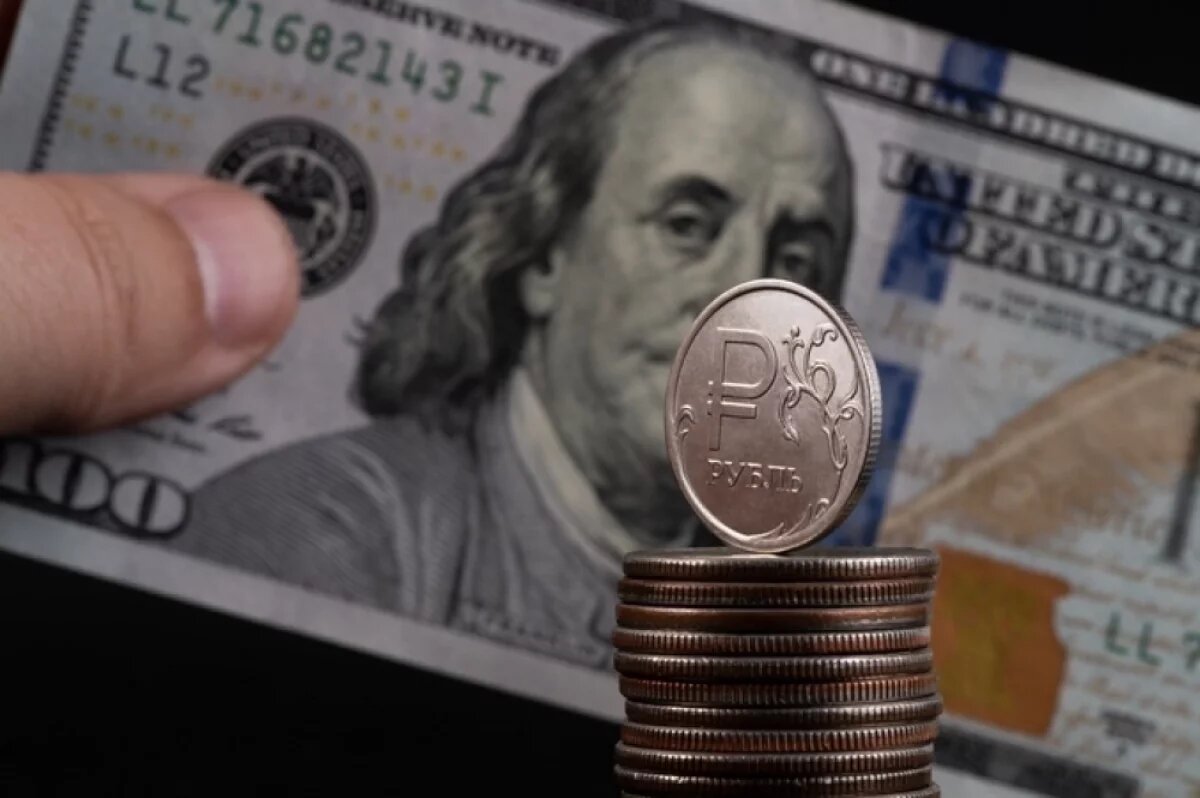    С конца прошлого месяца доллар потерял к рублю порядка 7,4%.