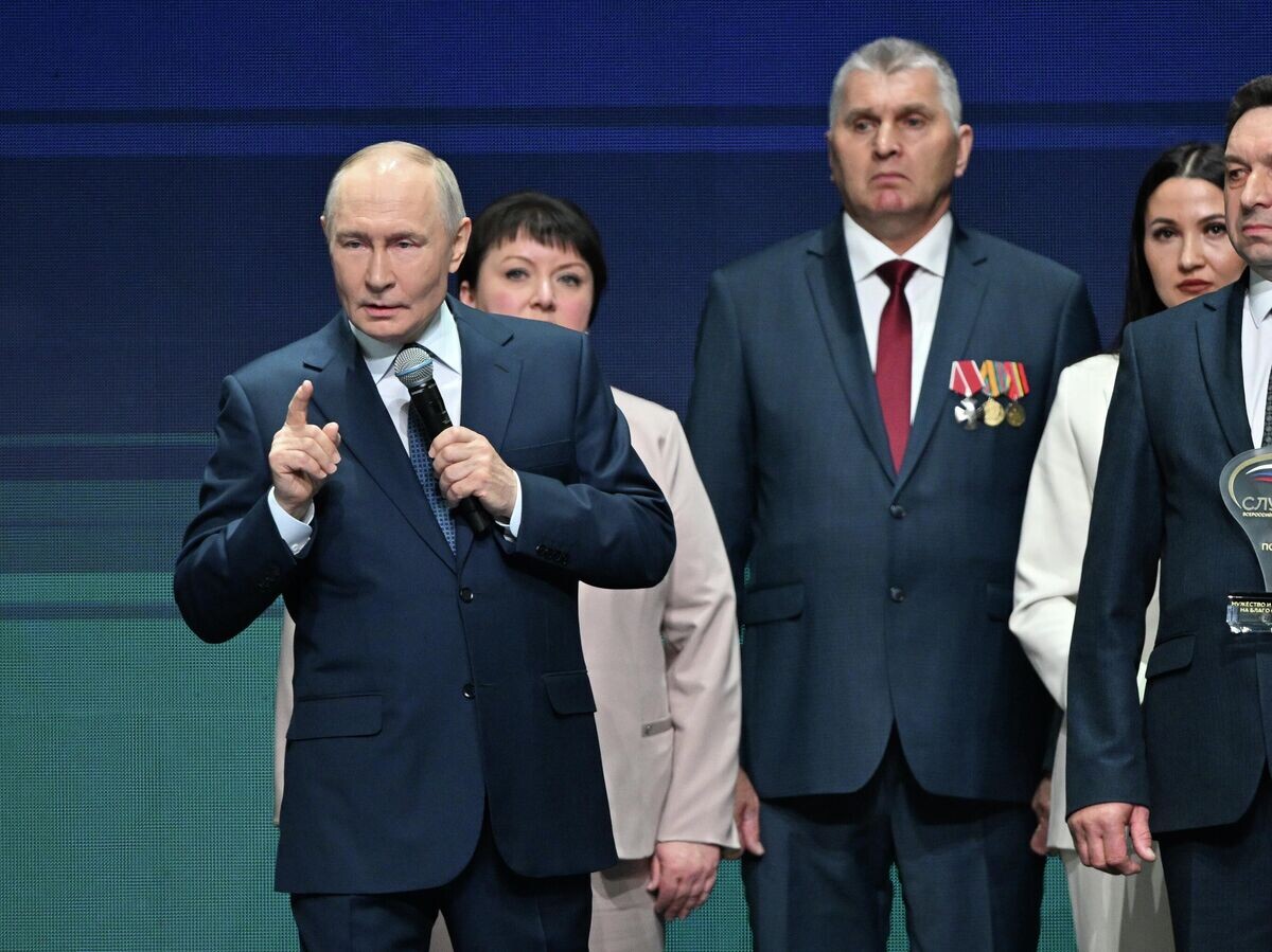    Президент РФ Владимир Путин выступает на церемонии награждения победителей III Всероссийской муниципальной премии "Служение" | © РИА Новости / Юрий Кочетков
