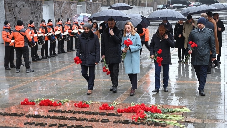 Послы арабских государств почтили память Героев Советского Союза в Екатеринбурге