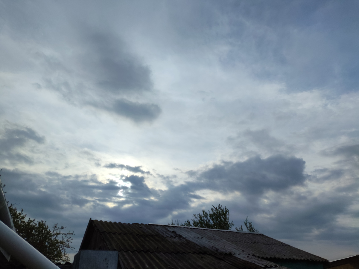 Утро. Первые капли капают, а ветер с ног сбивает