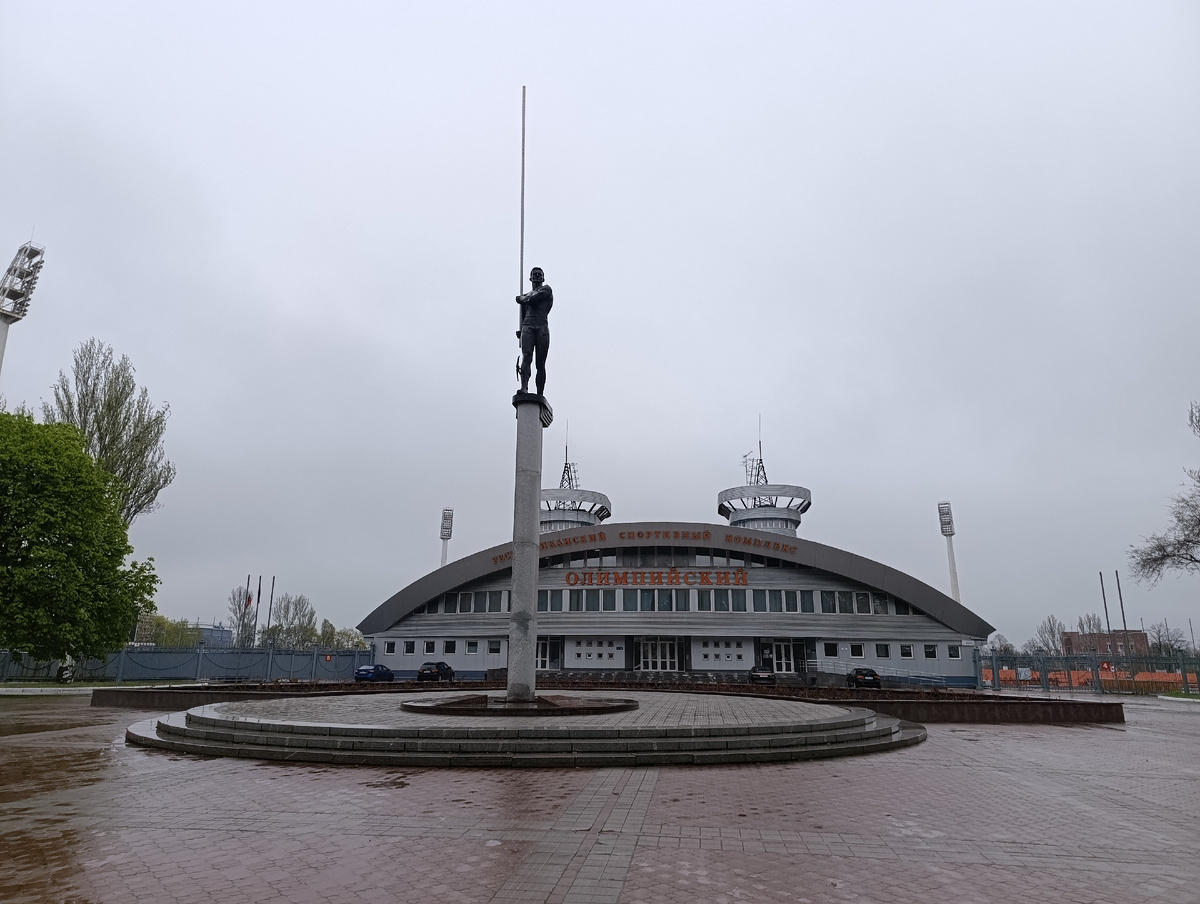 РСК (Республиканский Спортивный Комплекс) "Олимпийский" и памятник легкоатлету Сергею Бубке (прыгуну с шестом).