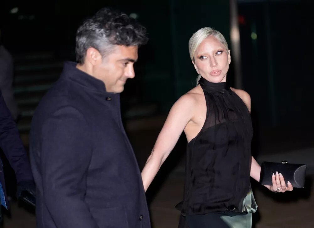    Леди Гага посетила кинопремьеру с женихом