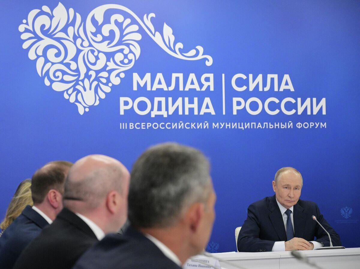    Президент РФ Владимир Путин проводит встречу с главами муниципальных образований - участниками III Всероссийского муниципального форума "Малая Родина – сила России" | © РИА Новости / Алексей Никольский