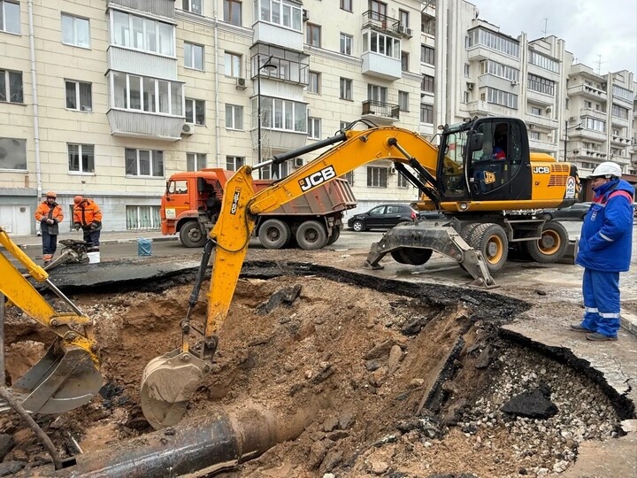     На месте коммунальной аварии трудится несколько ремонтных бригад и работает 20 единиц спецтехники. Фото: РКС-Самара