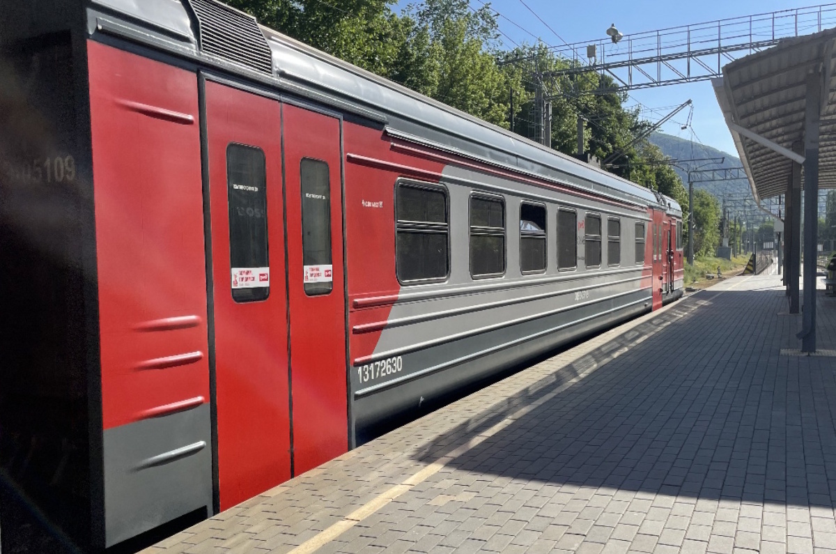 Купить билет на электричку можно в кассе курортных вокзалов или онлайн через сервис Яндекс Расписание.