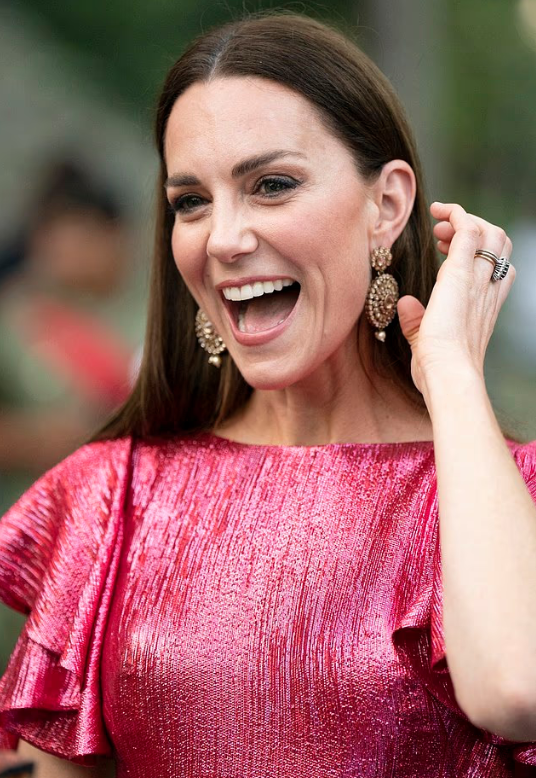 Кейт в розовом платье из фильма «Жена вампира» во время приема в 2022 году в Кахал-Пеше, Белиз.