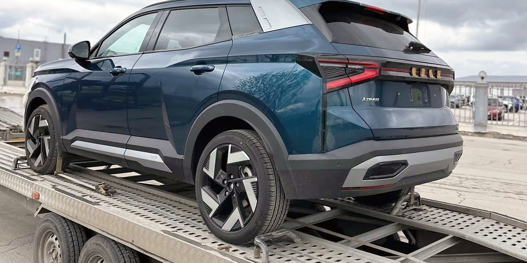 Готовые Lada Azimut впервые сфотографировали на автовозе: показываю интерьер и опции