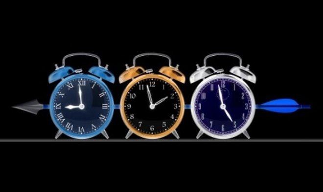 Энтропия впервые введена немецким физиком Рудольфом Клаузиусом в термодинамике в 1865 году для определения меры необратимого рассеивания энергии, меры отклонения реального процесса от идеального.