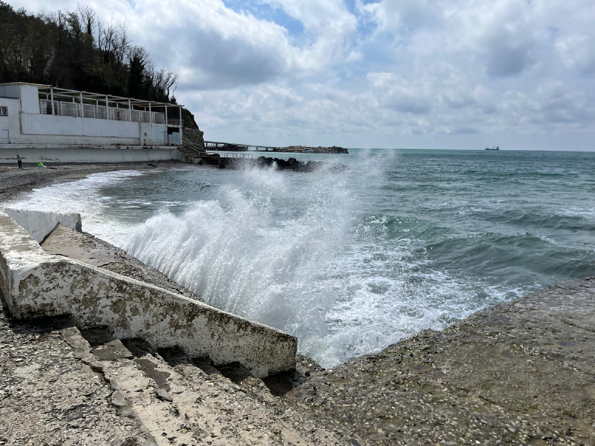 Кладбище там - наверху за мысом