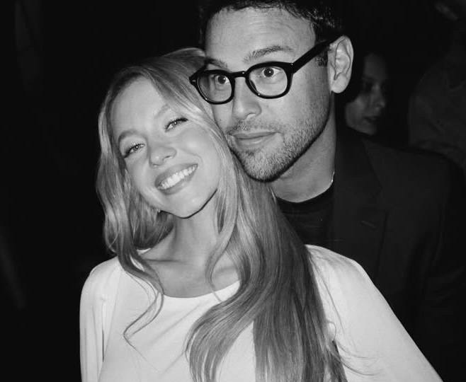 Актриса Сидни Суини, больше не скрывает романтические отношения с продюсером Скутером Брауном