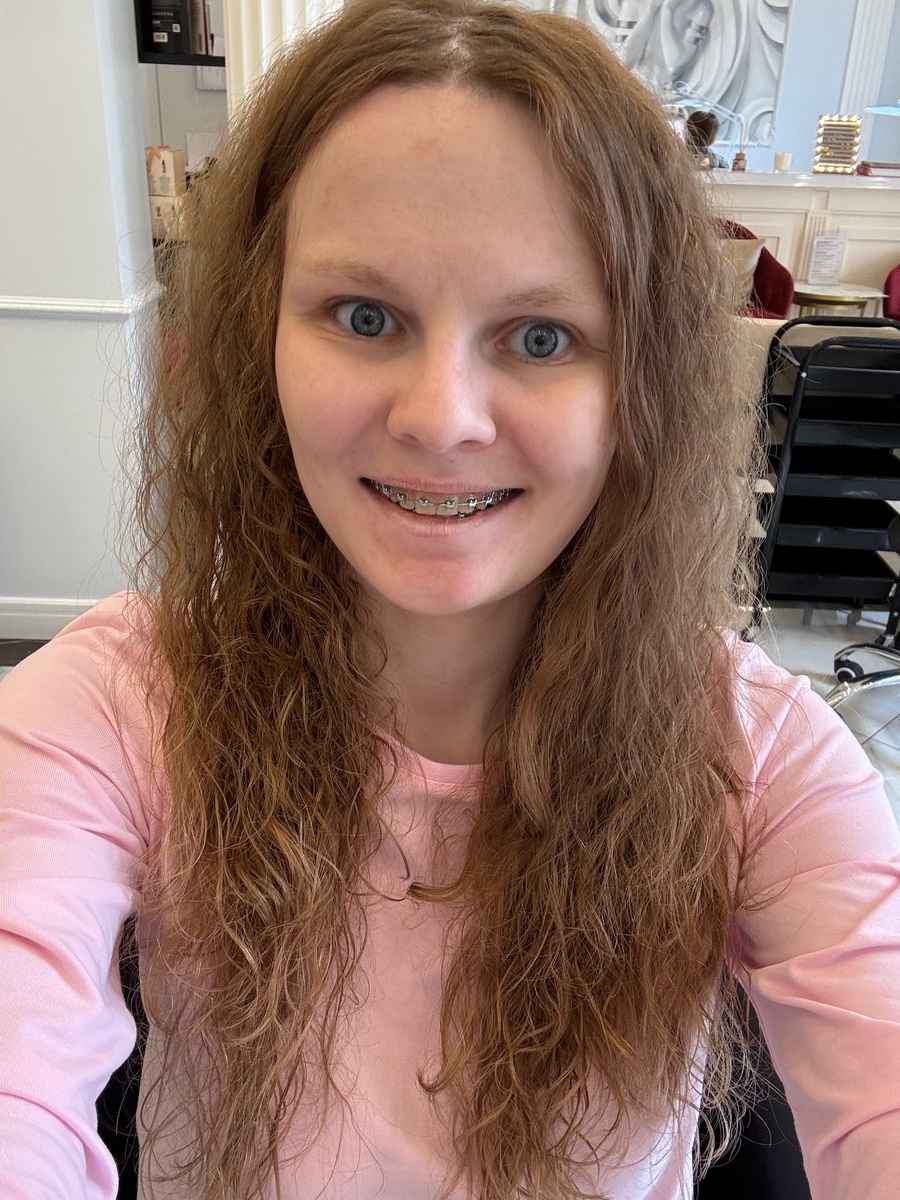 Фото в конце процедуры. Здесь волосы пока слегка влажные. Спустя время завиток стал чуть более выраженным 