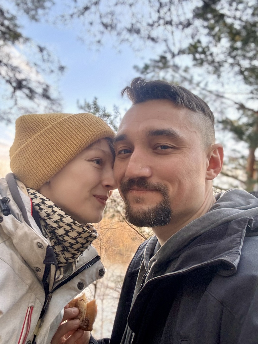 Мы с любимой женой на прогулке в лесу с пикником