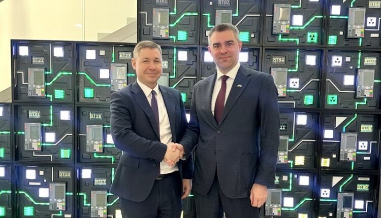 Тынис справа.