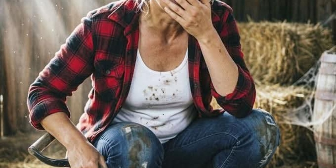 Муж сбежал, бросив на меня УМИРАЮЩУЮ мать. В последнюю минуту она сжала мою руку и еле слышно выдохнула: «Копай… под ящиком с картошкой». Я