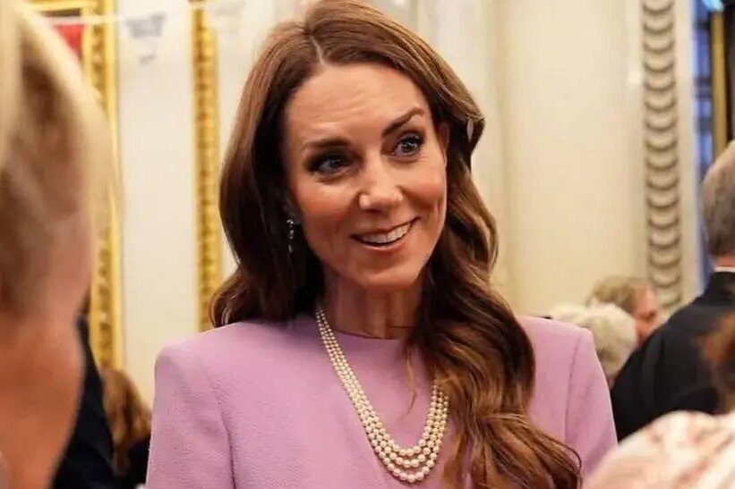     Кейт Миддлтон в лиловом платье и с ожерельем покойной королевы Елизаветы II посетила прием в Букингемском дворце