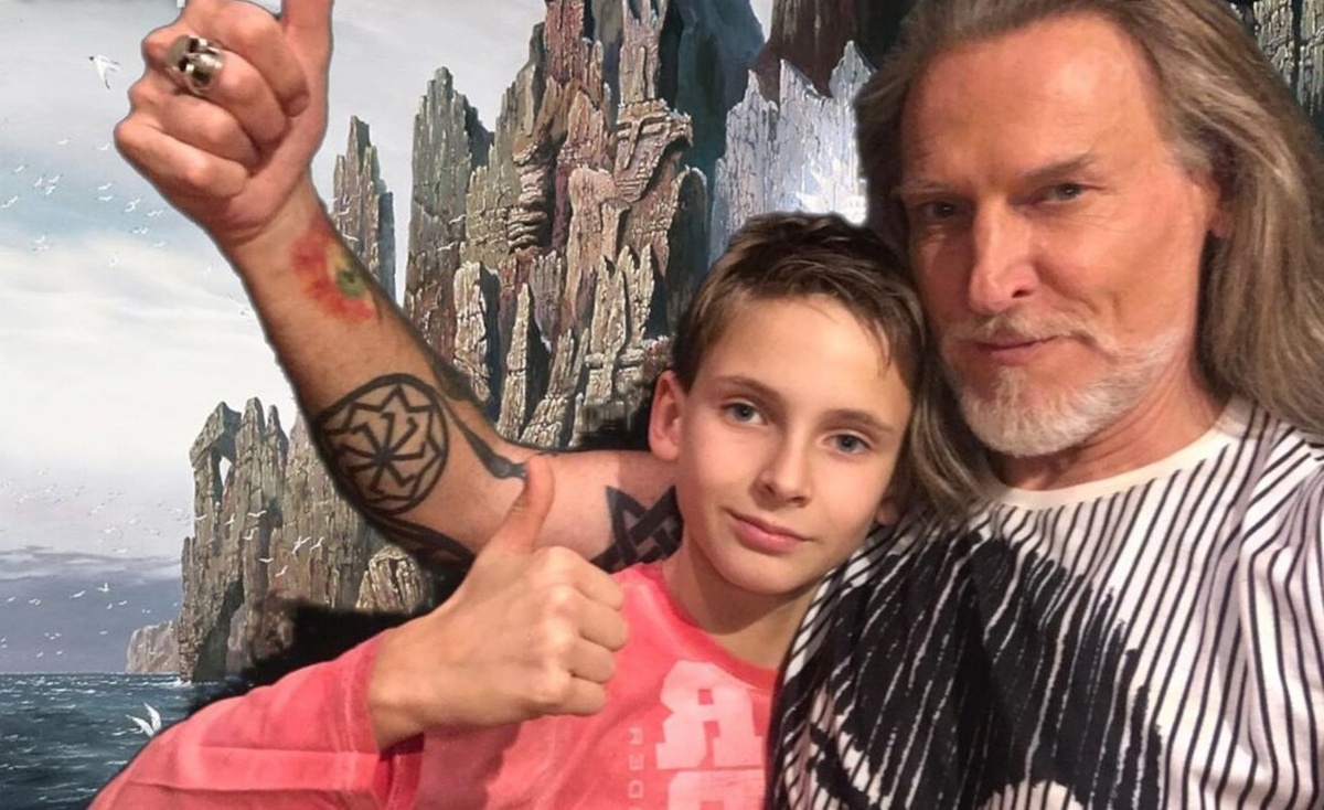 Но манера держаться - материнская. Сдержанность, спокойствие, никаких выкрутасов.