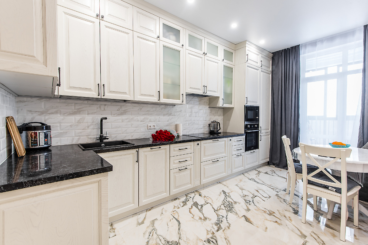 Стильное решение для тех, кто ищет светлую кухню до потолка, кухню из массива в неоклассическом стиле и удобную мебель для современной квартиры. В этом проекте мы реализовали прямую кухню с антресолями, большим количеством мест хранения и полным набором встроенной техники. Светлые фасады с выразительной текстурой дерева, витрины с матовыми стеклами, декоративный карниз, пилястры и классическая фрезеровка создают элегантный и дорогой образ. Темная столешница, черная мойка, смеситель и ручки добавляют интерьеру контраст и подчеркивают характер кухни. Эта неоклассическая кухня из массива ясеня отлично подойдет тем, кто ищет: кухню на заказ в Москве, светлую кухню в квартиру, кухню до потолка, кухню с антресолями, кухню с витринами, кухню со встроенной техникой, премиальную кухню в неоклассике. В проекте предусмотрены: — фасады из массива ясеня — цвет фасадов RAL 9002 — выдвижные ящики Hettich Atira — встроенная стиральная машина — встроенная посудомоечная машина — вытяжка — индукционная варочная панель — СВЧ — духовой шкаф — встроенный холодильник — витрины с матовыми стеклами и стеклянными полками — верхний ряд антресольных шкафов — карниз 109 мм — пилястры Размеры кухни: Высота верхних шкафов — 923 мм Высота антресолей — 330 мм Высота цоколя — 100 мм Общая высота кухни — 2780 мм Если вы подбираете кухню из массива на заказ, хотите заказать неоклассическую кухню в Москве или ищете идеи для светлой кухни с высокими шкафами и встроенной техникой, этот проект может стать отличным ориентиром. Сайт 👉 https://www.kuhnipriroda.ru/ ВКонтакте 👉 https://vk.com/kuhnipriroda Телеграм 👉 https://t.me/kuhnipriroda Наш салон: м. Дмитровская ул. Тимирязевская, 2/3, 3 этаж, ТК «Парк 11» ☎️ +7 (495) 445-55-07 📱 +7 (977) 676-64-36 📩 salon@kuhnipriroda.ru #кухняназаказ #неоклассическаякухня #кухняизмассива #кухнядопотолка #светлаякухня #кухнямосква #кухнянеоклассика #кухнясантресолями #кухнясовстр