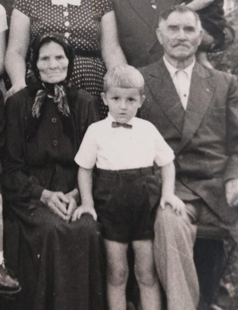 Дед Сары Климент (Клементе) воевал с японцами в Маньчжурии и участвовал в Первой мировой войне