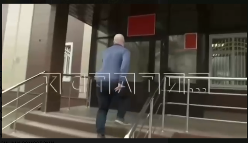    Экс-депутат удаляется от журналистов. Скриншот: Телеграм-канал "Графиня изменившимся лицом бежит пруду"