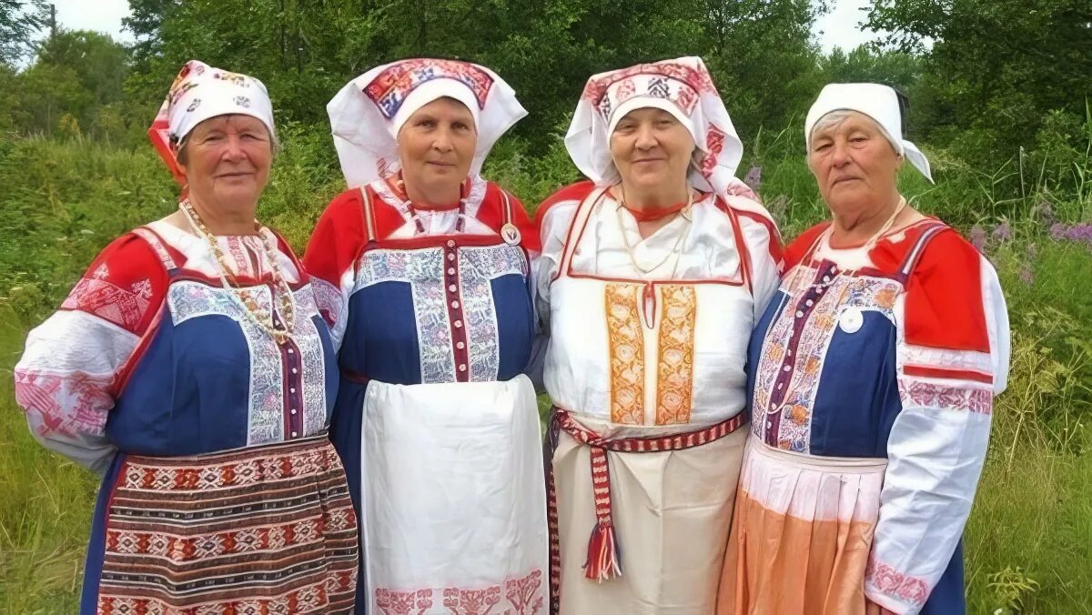 Вожанки в традиционном костюме. Узорчатые платки — один из немногих сохранившихся элементов культуры