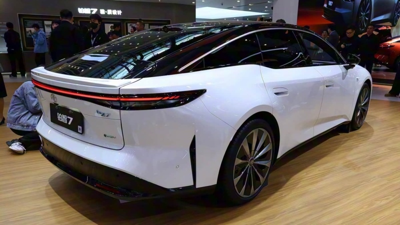 Новый седан Toyota за 1,87 млн. рублей разлетается как горячие пирожки. 3 100 штук продано за час.