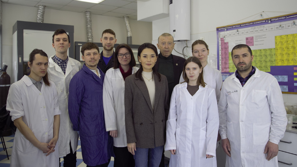 Коллектив молодёжной научной лаборатории УГНТУ со своим наставником — профессором Семеном Злотским.