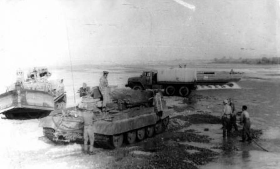 Техника Московского погранотряда ( ПТС, УРАЛ, БАТ, БМР ), используемая для переправы "за речку", т.е. на территорию Афганистана