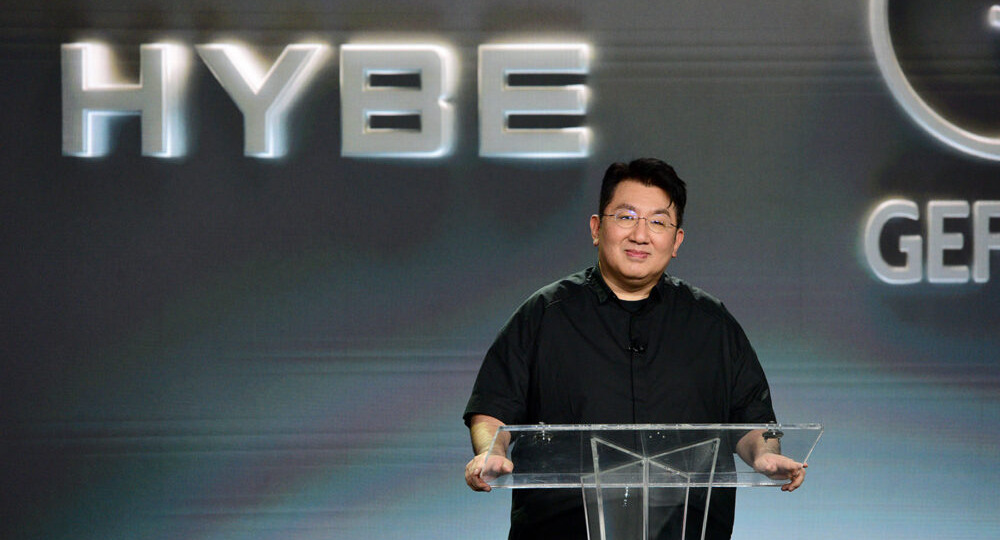 Продюсера культовой группы BTS хотят арестовать за мошенничество