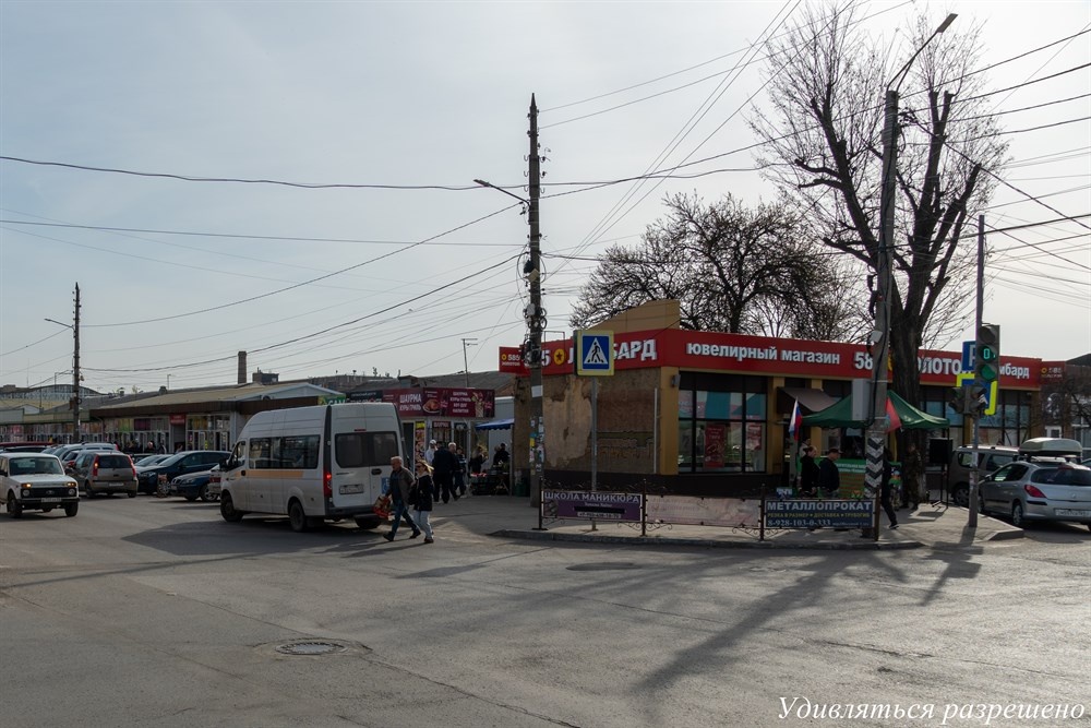 рынок вон там