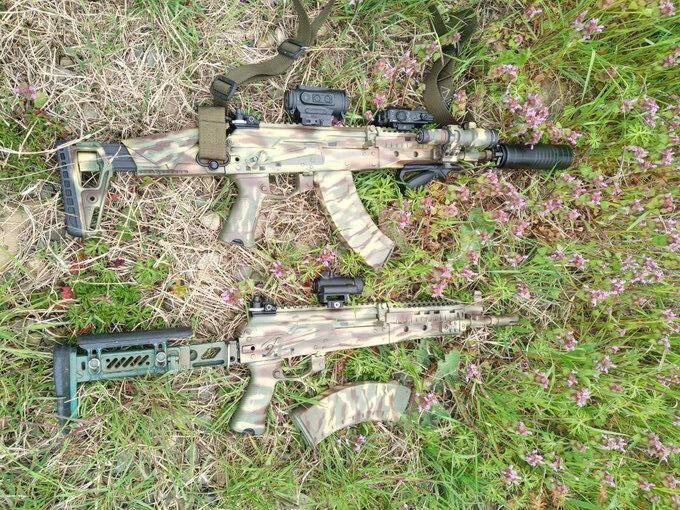 Вид новых автоматов АК-15К на вооружении российских бойцов