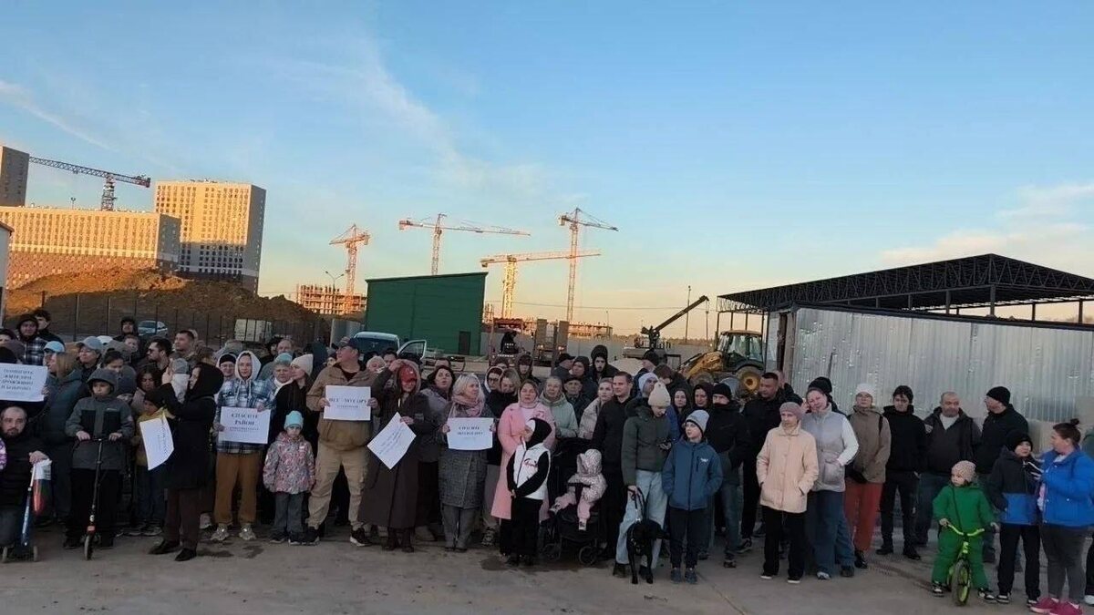 Место строительства и записали видеообращение против происходящего.