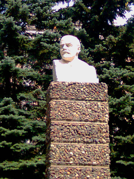 Памятник Ленину в Ессентуках (ул. Кисловодская)