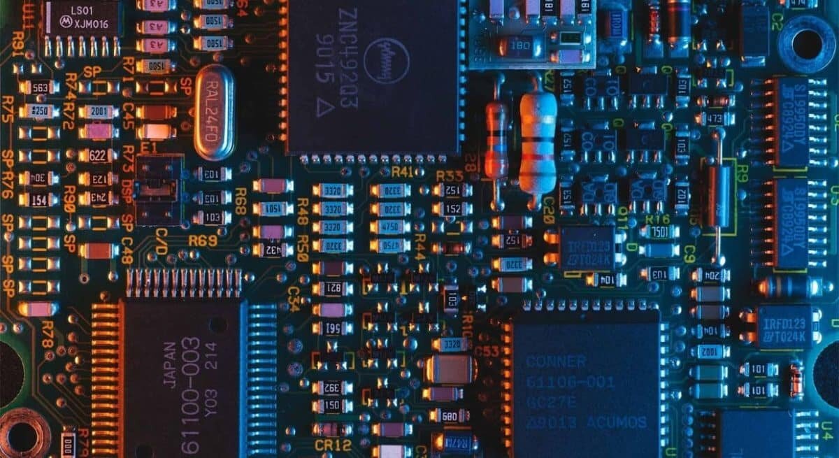    Чип со множеством электронных элементов / © Umberto / Unsplash
