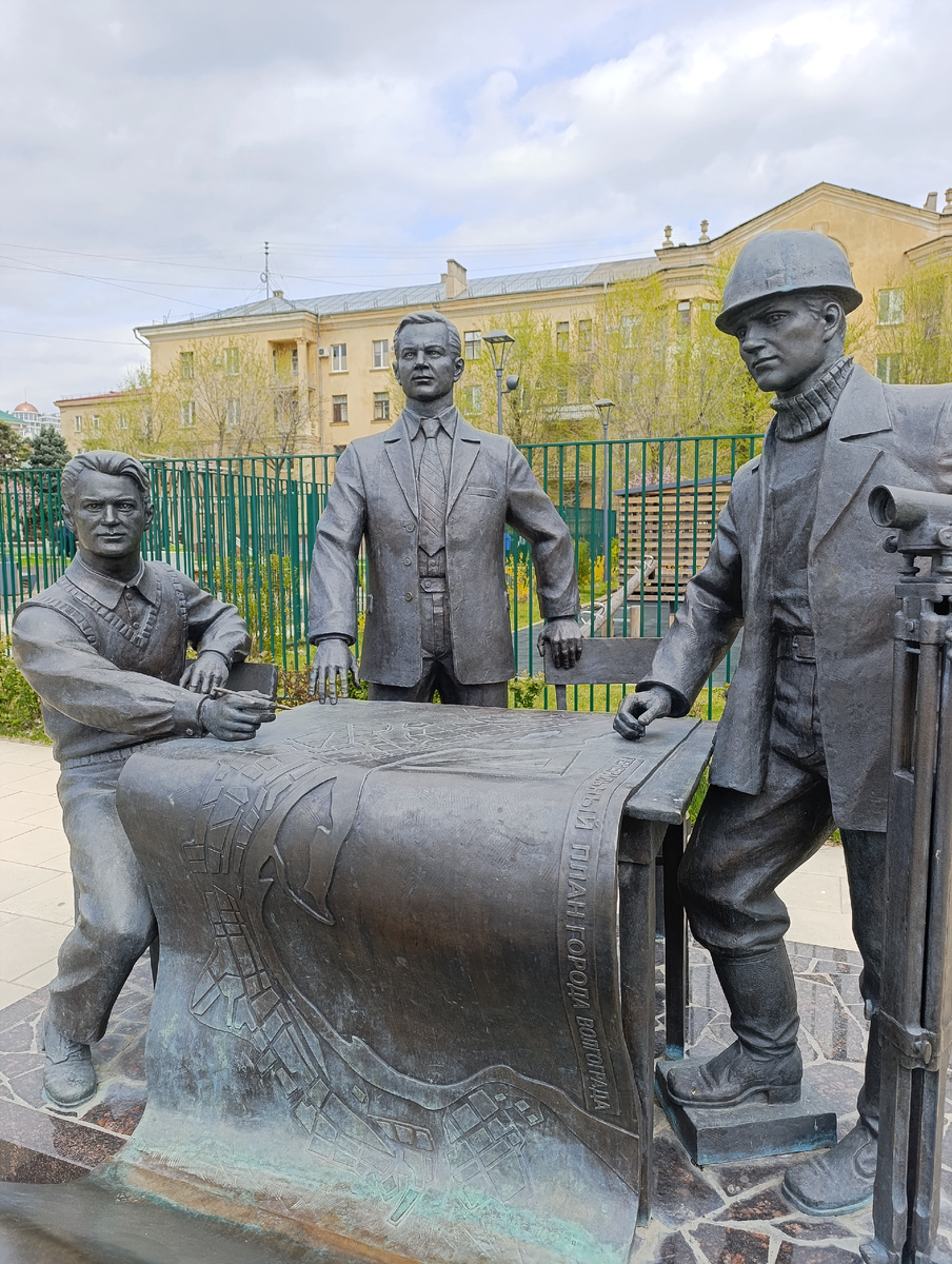 Центральная скульптура в сквере. 