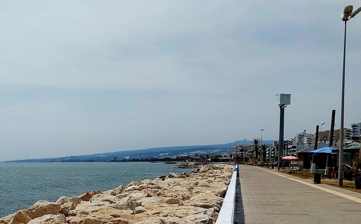 Набережная без людей